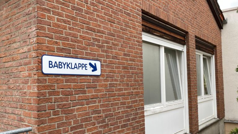 Die Babyklappe finden Sie linksseitig neben dem Eingang zur Notaufnahme in der Buttlarstrasse über eine Treppe.